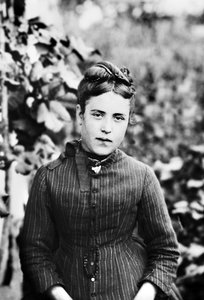 Retrato de uma jovem mulher de Bourmont em Haute Marne. Fotografia de finais do século XIX. Coleção Ducos. de French Photographer