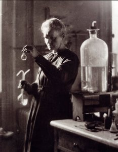 Retrato da física Marie Curie (1867-1934) no seu laboratório em 1925 (foto) de French Photographer