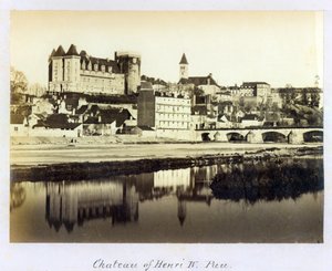 Postal representando o castelo real de Pau, onde o rei Henri IV da França e Navarra nasceu 13 de dezembro de 1553, c. 1900 de French Photographer