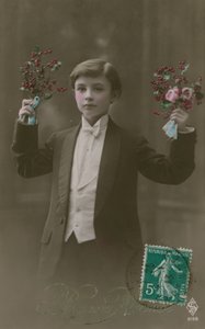 Cartão-postal de um menino de gravata branca e coroa, segurando flores e frutos, enviada em 1913 (foto colorida à mão) de French Photographer