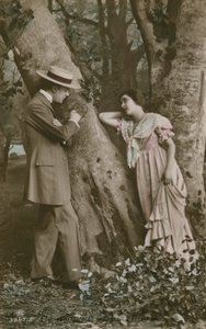 Postal de amantes que esculpem um coração em uma árvore, enviado em 1913 (foto colorida à mão) de French Photographer