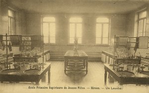 Banheiro da escola primária, Hirson (foto a p/b) de French Photographer