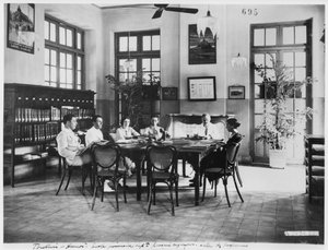 Escola primária para meninos em Hanói, c.1920 de French Photographer