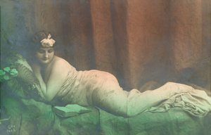 Menina reclinada, lendo de French Photographer
