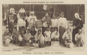 Moradores de um orfanato dirigido pelas Irmãs de São José, Mandalay, Burma (foto a p/b) de French Photographer