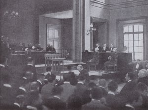 Novo julgamento do caso de Alfred Dreyfus, oficial do exército francês injustamente condenado por traição, Rennes, França, 1899 de French Photographer