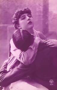 Imagens de cor rosa de casal abraçando de French Photographer
