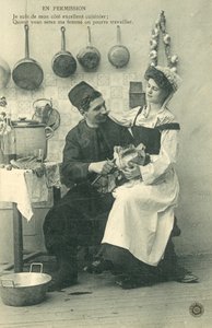 Serva garota sentada no joelho do homem na cozinha de French Photographer
