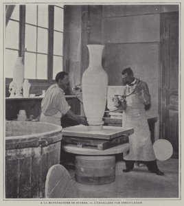 Pulverização de um vaso na fábrica de porcelana de Sevres, França (foto a p/b) de French Photographer