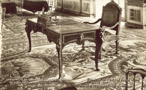 Mesa no Salão dos Espelhos do Palácio de Versalhes, onde foi assinado o Tratado de Versalhes (foto a p/b) de French Photographer