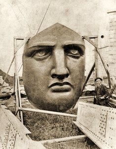 A construção da Estátua da Liberdade, detalhe do rosto, c.1876 de French Photographer