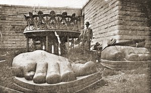 A construção da Estátua da Liberdade, detalhe dos pés, c.1876 de French Photographer