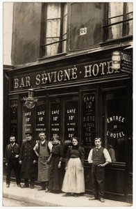 A fachada do débito de vinho e hotel, gerido por M.Vaissade, na rue de Sevigne, 22, Paris. Cartão postal do início do século XX. de French Photographer