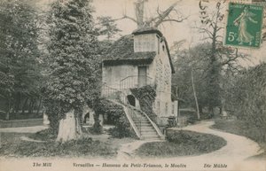 O moinho em Hameau de la reine, um retiro rústico construído para Marie Antoinette no parque do Chateau de Versailles perto do Petit Trianon. Postal enviado em 1913. de French Photographer