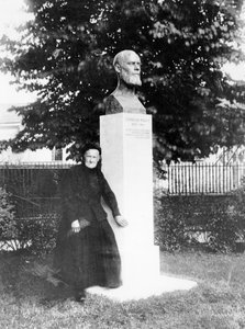 A mãe de Charles Péguy no seu monumento de French Photographer