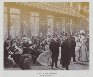 Cineastas fora do Taverne Pousset em Paris depois de uma apresentação (foto a p/b) de French Photographer