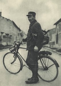 Este carteiro francês acha sua bicicleta muito útil de French Photographer