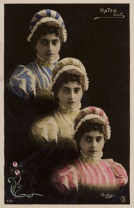 Três cabeças femininas idênticas de French Photographer