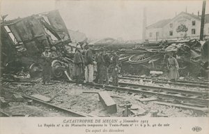 Acidente de trem em Melun, na França, 4 de novembro de 1913. Vista dos escombros. Postal enviado em 1913. de French Photographer
