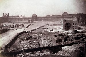 Transformações de Paris sob o Segundo Império, obras de Haussmann: vista da Place du Carrousel durante a demolição dos estábulos do antigo rei em Paris. Este local fez parte das transformações empreendidas durante o Segundo Império por Napoleão III. 18
