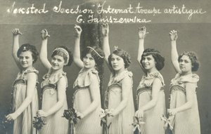 Troope, de, jovem, femininas, dançarinos, sorrindo de French Photographer