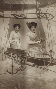 Duas mulheres, voando um avião, (photocollage) de French Photographer