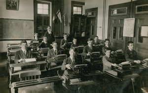 Aula de datilografia. Postal enviado em 1913. de French Photographer