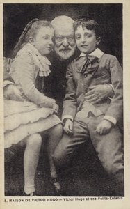 Victor Hugo (1802-1885), poeta francês, romancista e dramaturgo, com seus netos de French Photographer