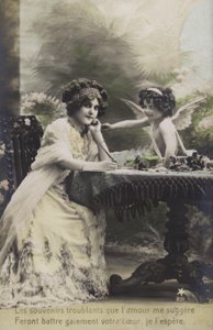 Mulher e uma criança vestida de querubim (foto a cores) de French Photographer
