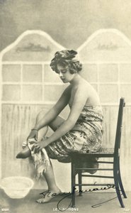 Mulher com uma toalha de banho (foto a p/b) de French Photographer