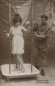 Mulher no chuveiro com um soldado (foto a p/b) de French Photographer