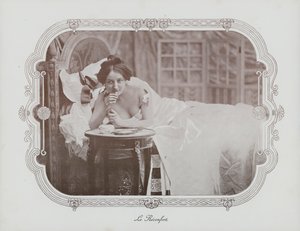 Mulher a relaxar na cama (foto a p/b) de French Photographer