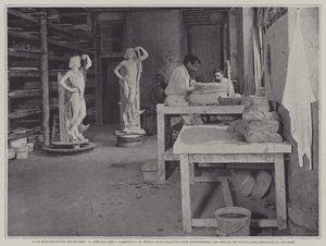 Oficina de confecção de recipientes para peças de porcelana a serem alojadas durante a queima na fábrica de porcelana Sevres, França (foto a p/b) de French Photographer
