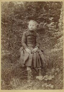 Jovem rapariga no campo, França, c. 1890 (fotografia a preto e branco) de French Photographer