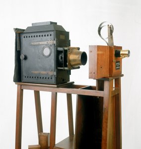 2umiere cinematographe, 1895 (madeira e metal)