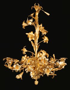 Um lustre francês de oito luzes de bronze e latão, segunda metade do século 19 de French School