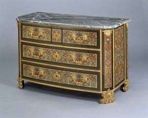 Uma cômoda Luís XIV, c.1710 (tartaruga policromada e incrustações de latão)