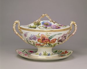 Uma terrina coberta (porcelana)