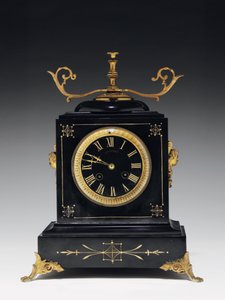 Relógio de manto em pedra preta de composição, com decoração incisa, com pés, remates e ferragens em latão dourado, de Jausions de Pau, França, c.1876-78 de French School