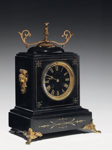 Relógio de manto em pedra de composição preta, com decoração incisa, com pés, remates e guarnições em latão dourado, de Jausions de Pau, França, c.1876-78 (pedra de composição preta, com decoração incisa de French School