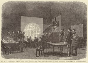 Ampliação com a ajuda de um potente aparelho de projecção de uma película fotográfica com os espécimes microscópicos trazidos a Paris pelos pombos-correio (gravura) de French School
