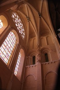 Uma vista interior da baía mais ocidental em frente à rosácea de French School