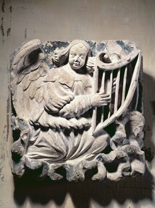 Músico de anjo tocando a harpa (baixo-relevo)