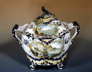 Arte Francais: grande sipiere, decoração púrpura do barco de estilo roqueiro do século XVIII. Paris, Artes Decorativas de French School