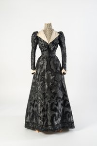 Vestido de seda de figura preta com quimiota de pescoço alto de renda creme, início da década de 1890 (seda e renda) de French School