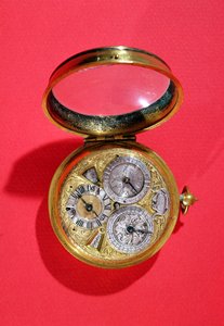 Relógio de calendário, c.1690 (latão dourado) de French School
