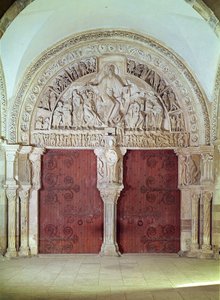 Portal central no Nártex da Igreja de Sainte-Madelaine, com relevo do Pentecostes no Tímpano, c.1150 de French School