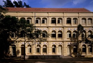 Arquitectura colonial no Vietname: Detalhe da Escola Puginier, escola cristã fundada por Monsenhor Puginier, construída em 1898, arquitetura de estilo militar. de French School