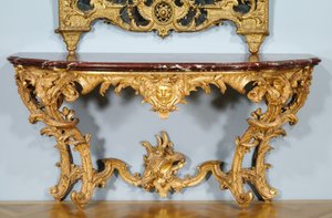 Mesa de Consola, desenhada por Jules-Michel Hardouin (1635-1737), fabricada por Pierre Turpin e Michel II Lange, c.1725 (madeira dourada esculpida, tampo de mármore (griotte de campan)) (ver também 491455) de French School
