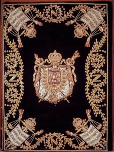 Capa de uma das doze edições originais do "Code civil des francais" promulgado por Napoleão Bonaparte em 21/03/1804. É encadernada em bordado de veludo de ouro e prata com emblema de justiça e armas do imperador. Lei Francesa dos Direitos Civis. B.N de French School